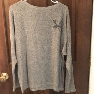 Oversized jersey shirt with lacrosse logo.